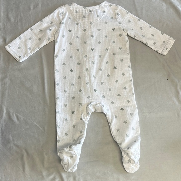 Aden + Anais - LIKE NEW - grey Star Patterned muslin White Footies One Piece - Picture 3 of 3